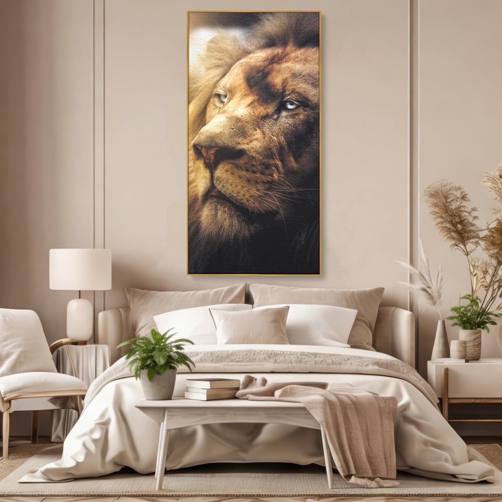 Tablou canvas cu tablou canvas cu chip de leu, in rama de aluminiu auriu, pe perete intr-un dormitor